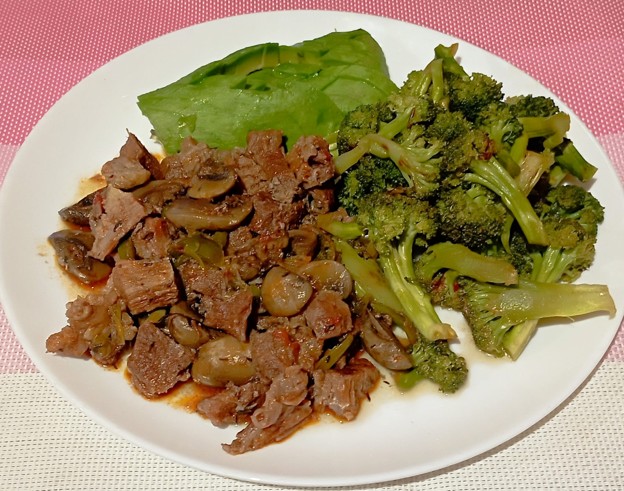 Picture37 - The Canada Times Plate of beef with mushrooms, broccoli, and a lettuce leaf on a white dish, a simple mixed meal.